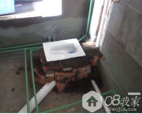 11月30日,水电师傅安装蹲便器,隐蔽式水箱.