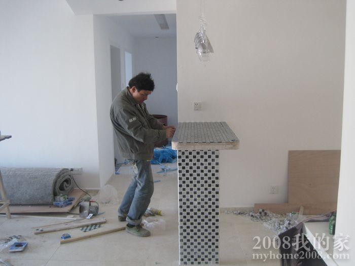 张师傅仔细的在贴1 张师傅仔细的在贴1