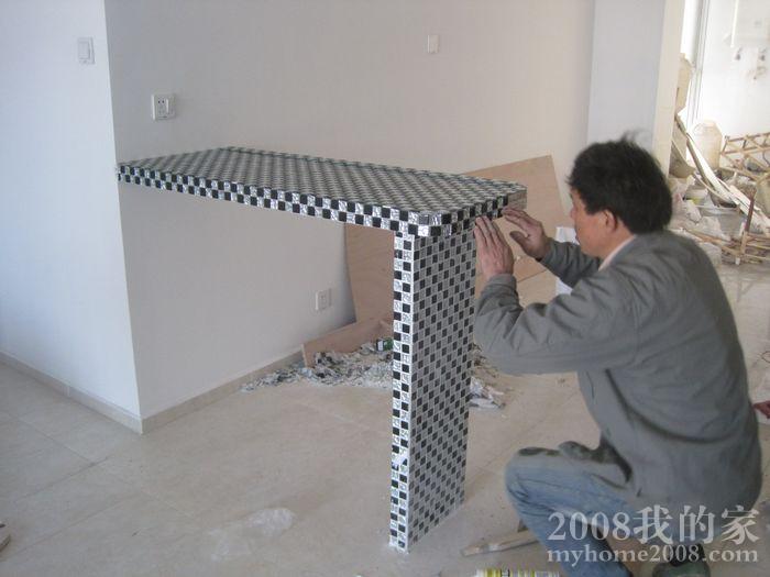 张师傅仔细的在贴2 张师傅仔细的在贴2