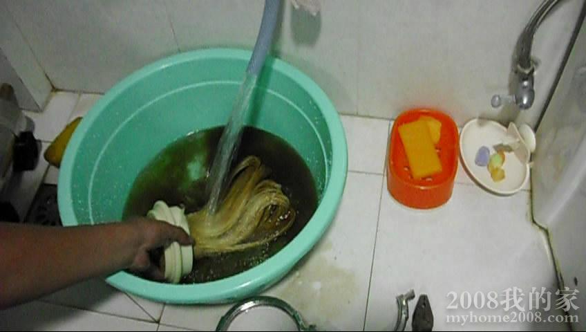 正在用清水冲洗.jpg 正在用清水冲洗.jpg